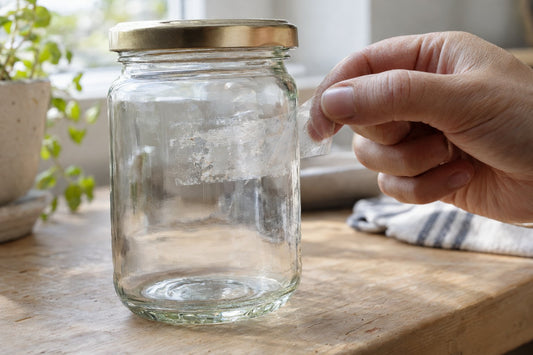 Plakband en tape verwijderen van karton, glas en hout